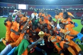 L’équipe de Côte d’Ivoire célèbre son trophée lors de la CAN 2015.
