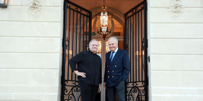 Joël Robuchon et Bernard Magrez devant l'entrée de La Grande Maison, à Bordeaux.