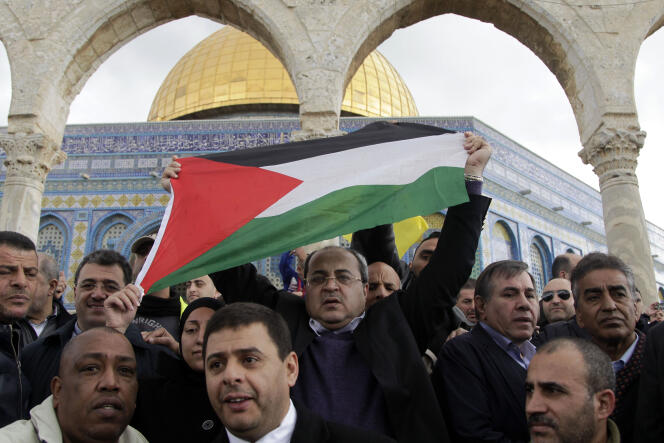 Le député arabe israélien Ahmed Tibi, leader du parti Ta’al, agite un drapeau palestinien, le 3 janvier à Jérusalem.