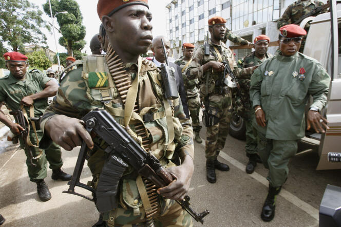 Moussa Dadis Camara à Conakry en 2009, entouré de ses hommes, les bérets rouges.
