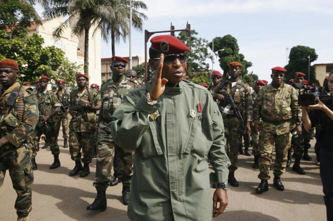 Moussa Dadis Camara, Président du CNDD, la junte militaire au pouvoir après la mort de Lansana Conté, ici le 2 octobre 2009 à Conakry.