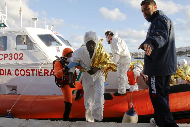Un migrant, qui a survécu au chavirage de son embarcation, arrive au port de Lampedusa mercredi 11 février.