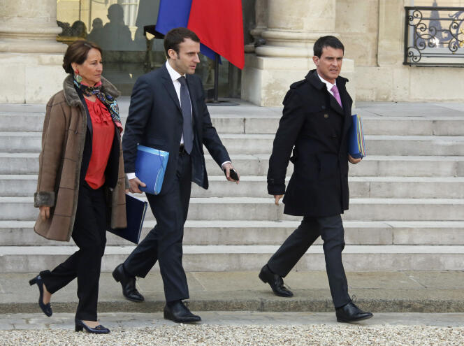 Manuel Valls, devant Emmanuel Macron et Ségolène Royal, à l'Elysée le 11 février.