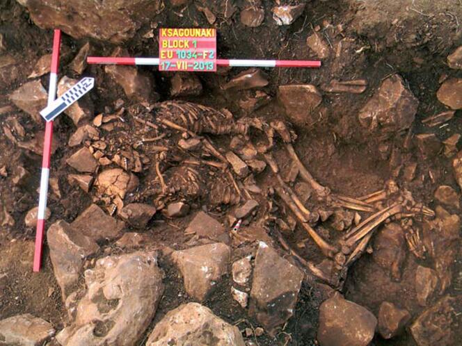 Les squelettes de ce couple enlacé sont vieux de 6 000 ans environ.