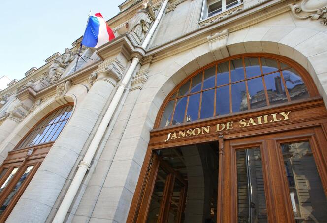 « Les SES [sciences économiques et sociales] sont choisies par 85 % des lycéens de seconde générale et technologique comme « enseignement d’exploration » et le bac ES est aujourd’hui la deuxième voie d’accès au baccalauréat » (Photo : entrée du lycée Janson-de-Sailly en 2002 à Paris).
