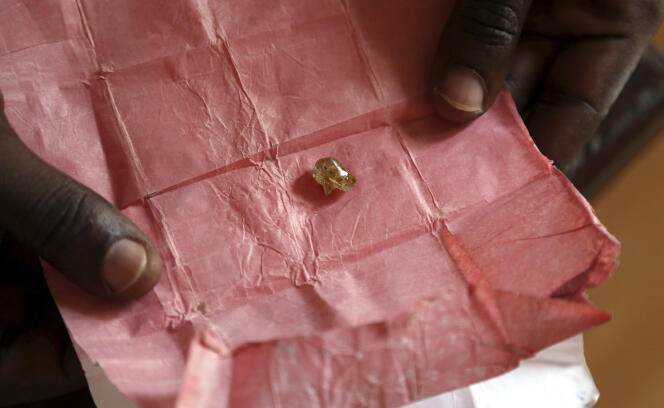 Un homme montre les pierres qu'il a trouvées, près de Boda, en Centrafrique. Malgré un embargo du processus de Kimberley, l'exportation de diamants continue.