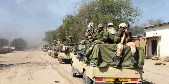 Patrouille de l'armée tchadienne à Gamboru, à la frontière du Nigeria.
