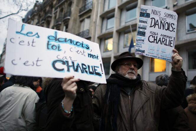 Des manifestants en hommage aux victimes des attentats de Copenhague, le 15 février à Paris. 