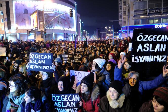« En 2015, deux ans avant le mouvement #metoo, la Turquie a été bousculée par une campagne féministe qui a popularisé la question des violences faites aux femmes » (Manifestation suite à la disparition, en 2015, d’Özgecan Aslan, retrouvée morte deux jours plus tard dans une rivière de sa ville natale de Tarsus).