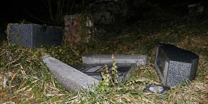De nombreuses stèles du cimetière juif de Sarre-Union ont été mises à terre, des dalles horizontales ont été soulevées.