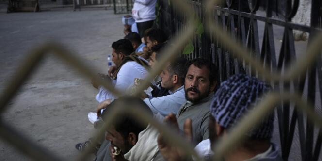 Des proches de certains des coptes enlevés par l'Etat islamique à Syrte, le 13 février.