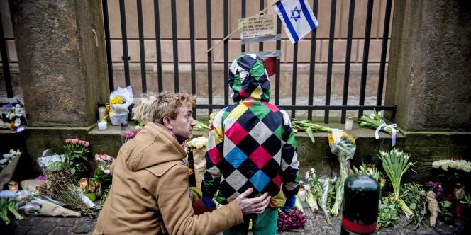 Dépôt de fleurs devant la synagogue attaquée à Copenhague, dimanche 15 février.