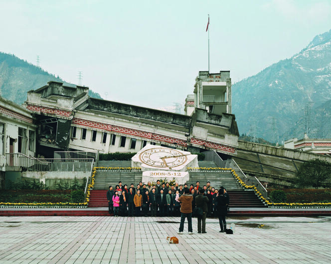 En Chine, visite des ruines produites par le séisme de Wenchuan, dans la province du Sichuan, en 2008.