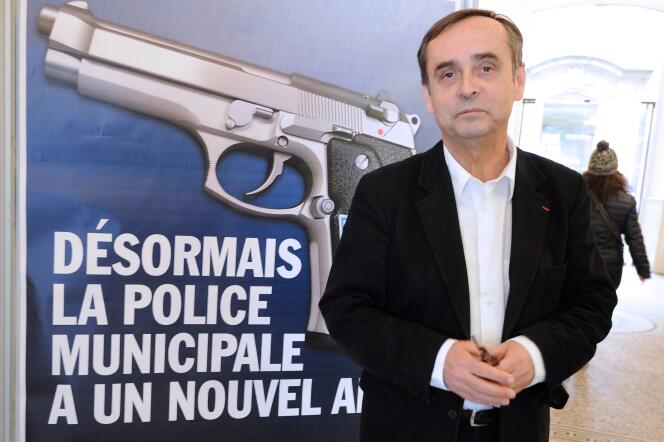 En février 2015, Robert Ménard décide d’armer sa police municipale.