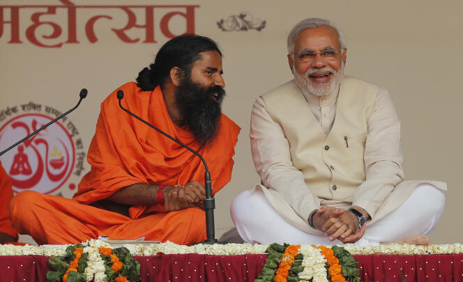 Baba Ramdev, militant politique populaire pour son enseignement du yoga, avec Narendra Modi, en mars 2014 à New Delhi.