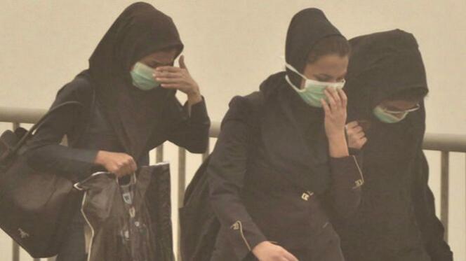 Des habitantes d’Ahvaz, en Iran, se protègent de la poussière.