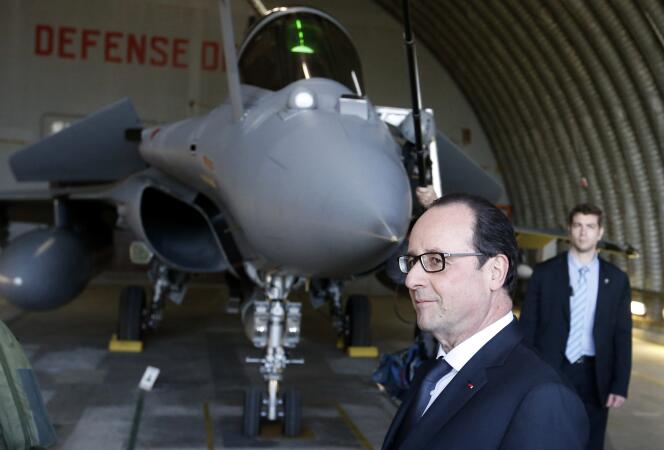 François Hollande sur la base aérienne d'Istres, le jeudi 19 février.