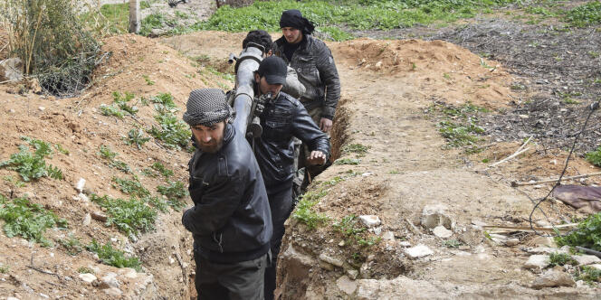 Des rebelles de l'Armée syrienne libre à La Ghouta, près de Damas, le 19 février 2015.