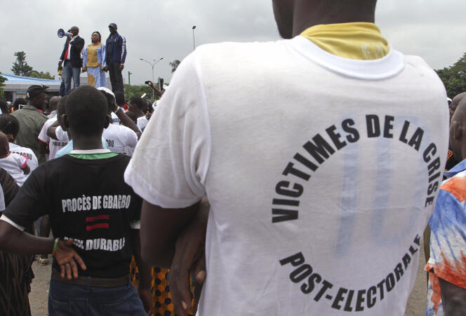 Des victimes de la crise post-électorale de 2010 manifestent à Abidjan, en juin 2013.