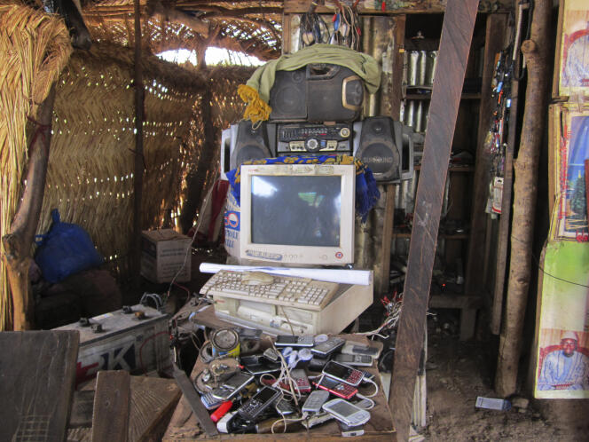 Un ordinateur et des téléphones en réparation, à Kassela, un village situé à l'est de Bamako.