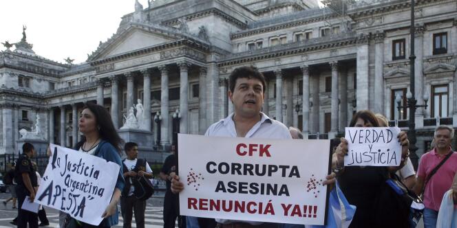 Lors d'une manifestation, le 4 février à Buenos Aires. Sur la pancarte : « CFK [Cristina Fernandez de Kirchner], corrompue et assassin, démissionnez maintenant ! »