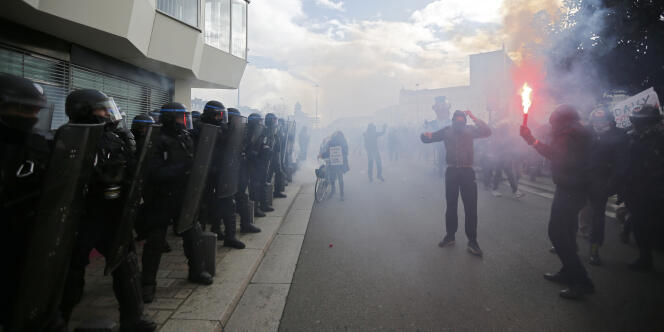 Des manifestants encagoulés ont jeté des pierres vers les forces de l'ordre, lors d'une manifestation à Nantes le 21 février. Ceux-ci ont répliqué avec des canons à eau pour tenter de disperser la foule.