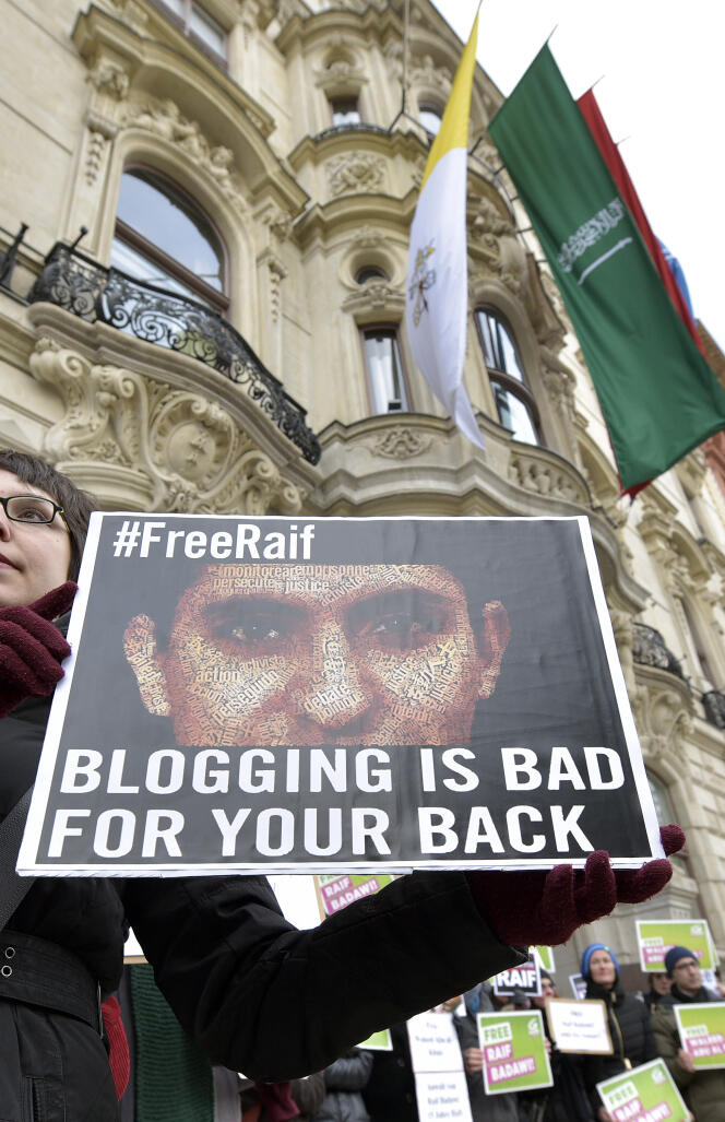 Le 6 février, des militants des Verts autrichiens manifestent devant le palais Sturany, à Vienne, pour la libération du jeune blogueur saoudien Raïf Badaoui.