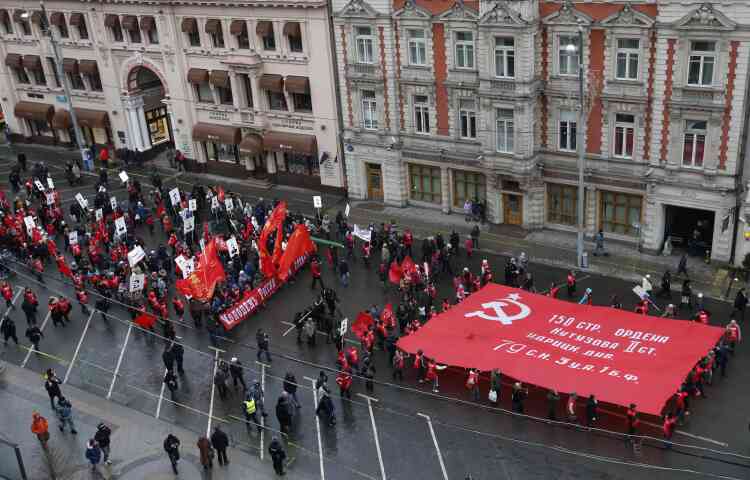 Dans les rues de Moscou, le 23 février, les partisans du Parti communiste russe célèbrent la création de l'Armée rouge en février 1917.