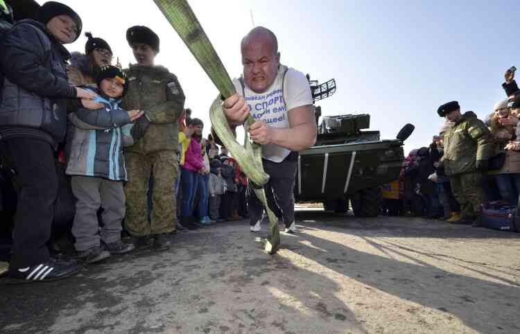 L'athlète Ivan Savkin tracte un véhicule blindé de 17 tonnes en hommage aux "défenseurs de la patrie", à Vladivostok, le 23 février.