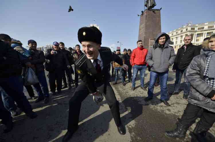 Un membre de la marine russe, pendant les célébrations de la "Journée des défenseurs de la patrie", à Vladivostok, dans l'est de la Russie, le 23 février.