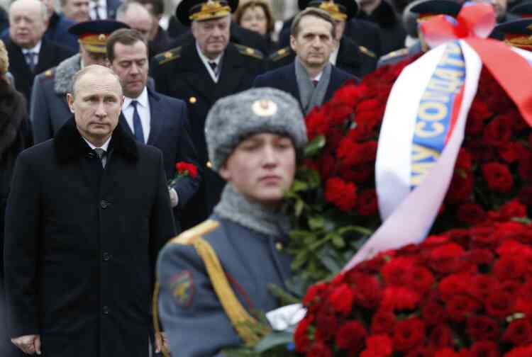 Le président russe Vladimir Poutine dépose une gerbe sur le tombeau du soldat inconnu, au Kremlin, à Moscou, le 23 février.
