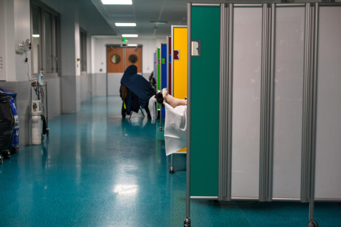 Le droit français, qui exclut l’acharnement thérapeutique, condamne l’euthanasie (au service des urgences de l'hôpital européen Georges Pompidou).