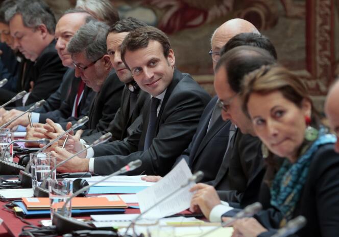 Ségolène Royal, François Hollande, Manuel Valls, Michel Sapin, Emmanuel Macron, Thierry Mandon et Pierre Gattaz, à l'Elysée le 24 février.