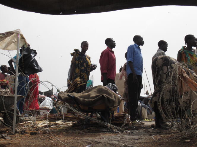 Des populations, victimes des conflits au Soudan du Sud, en attente d'aide humanitaire, en mars 2014.
