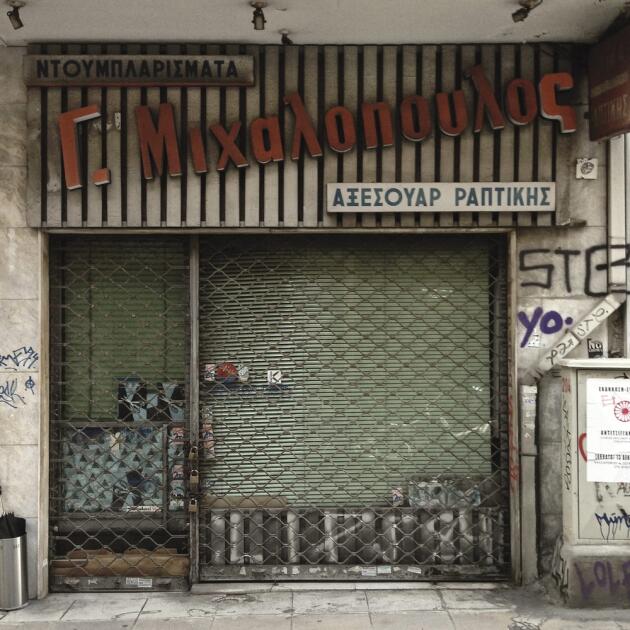 Sur la façade de cette boutique du centre d'Athènes, on peut lire : « Accessoires pour la création de robes Mihalopoulos ».           