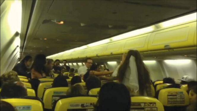 Deux Anglaises, pourtant amies, en viennent aux mains sur un vol Ryanair entre Manchester  et Barcelone,  en avril 2014.