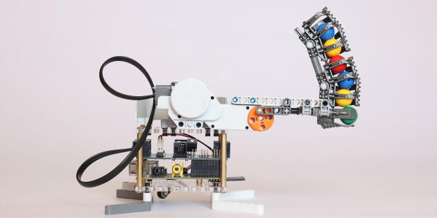 Un lanceur de balles, composé de blocs Lego et d'un Raspberry Pi.