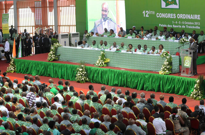 Des membres du PDCI, lors de l'ouverture du 12e congrès de ce parti à Treichville, près d'Abidjan, en Côte d'Ivoire, le 3 octobre 2013.
