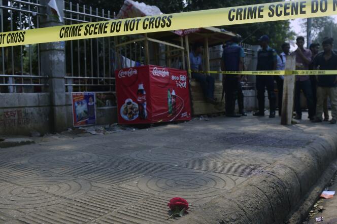 Sur les lieux de l'attaque contre le blogueur Avijit Roy, à Dacca le 27 février.