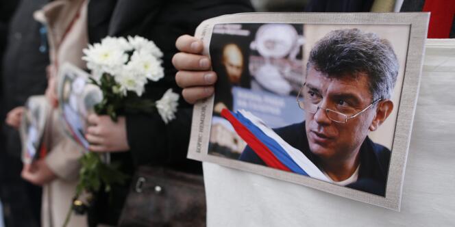 Un portrait de Boris Nemtsov brandi lors de la marche organisée en son hommage à Moscou, le 1ᵉʳ mars 2015.