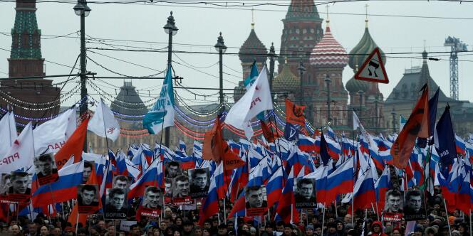 La marche organisée en hommage à Boris Nemtsov a réuni plusieurs dizaines de milliers de Moscovites dimanche 1er mars.