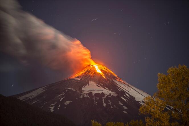 Les autorités locales ont fait retentir les sirènes juste avant que ne s'écoule la lave du cratère du volcan, situé près de la ville de Temuco, à environ 800 km au sud de Santiago.