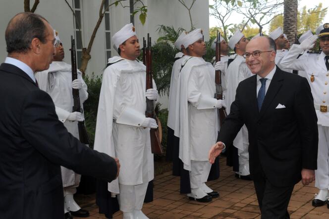 Le ministre français de l'intérieur Bernard Cazeneuve  rend visite au Maroc, après une année de brouille diplomatique entre les deux pays et la suspension de la coopération judiciaire.