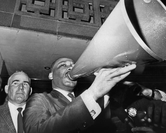 Le 17 mars 1965, Martin Luther King utilise un mégaphone pour s’adresser aux manifestants rassemblés au palais de justice de Montgomery (Alabama).