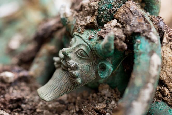 Sur le chaudron mis au jour à Lavau (Aube), une anse est décorée d'une tête du dieu grec Achéloos.