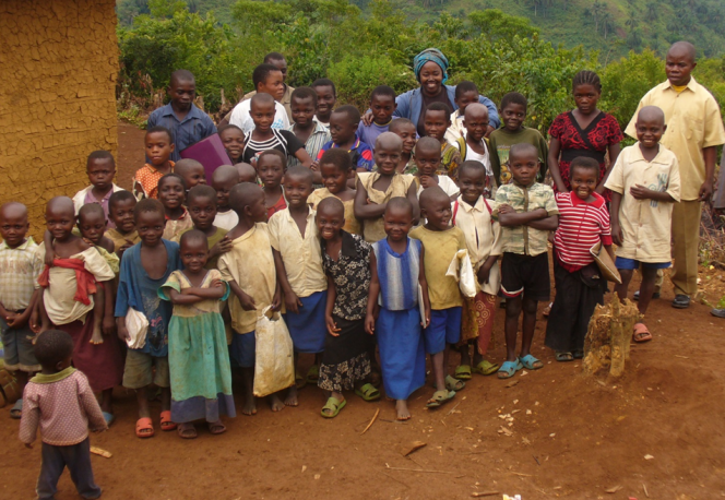 Colette Kitoga entourée d'orphelins  et d'ex-enfants soldats dans le centre d'accueil de  Kasika. Une localité théâtre de massacres en 1998.