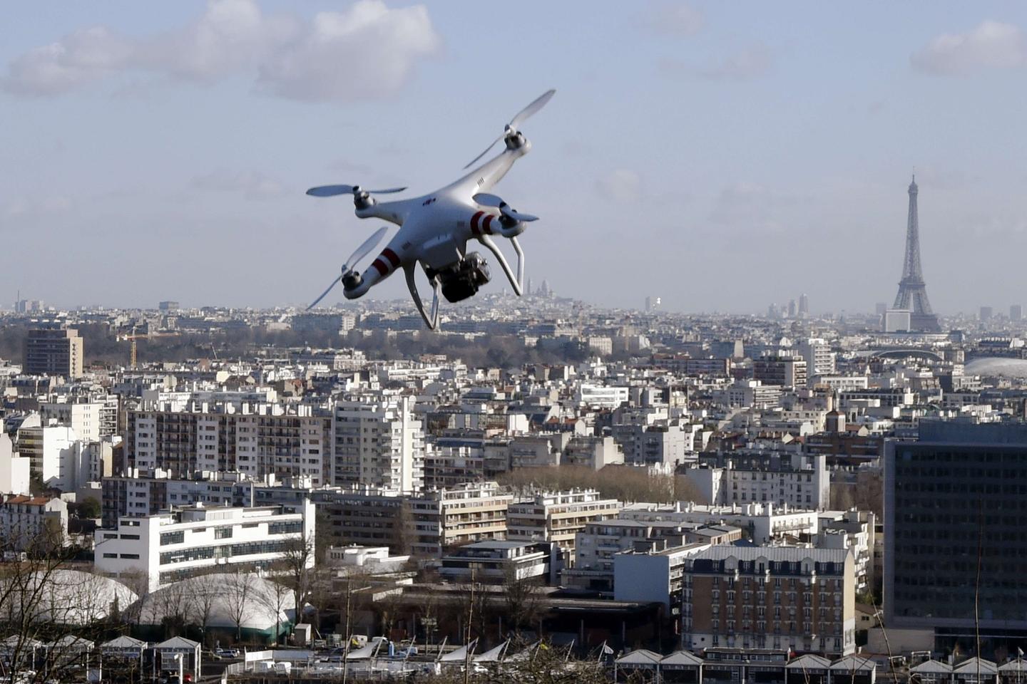 Paris de nouveau survolé par une dizaine de drones