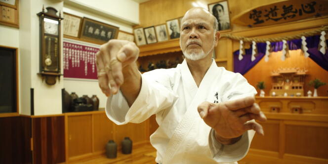 Kiyohide Shinjo, le maître en son dojo d'Okinawa.