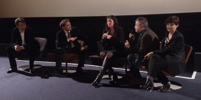 Laura Poitras (au centre) interrogée par Jacques Folloroux (à gauche) du « Monde ».