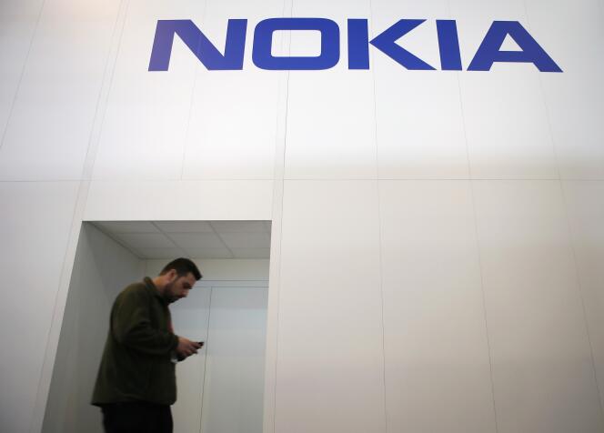 Nokia n'avait pas su négocier le virage du smartphone ni s’adapter aux nouvelles préférences de consommateurs friands d’écrans tactiles et d’interfaces ergonomiques.
